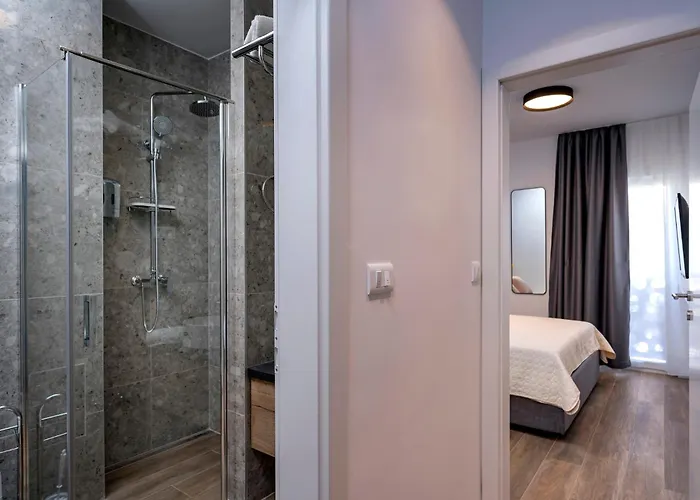 Modern, 2 Bedroom Apartment *