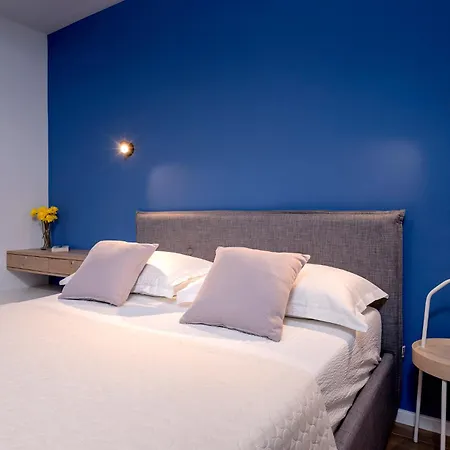 Modern, 2 Bedroom דירה חוואר