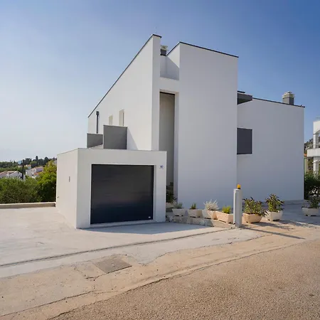 Modern, 2 Bedroom חוואר